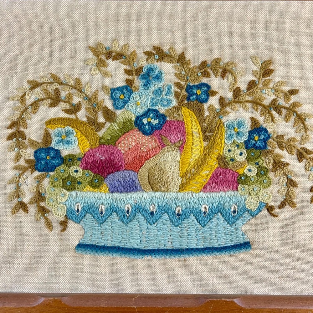 Vintage‎ Crewel Embroidery Fruit Bowl Floral Art Notched Wood Frame 11.5x9.5 70s - Picture 4 of 10